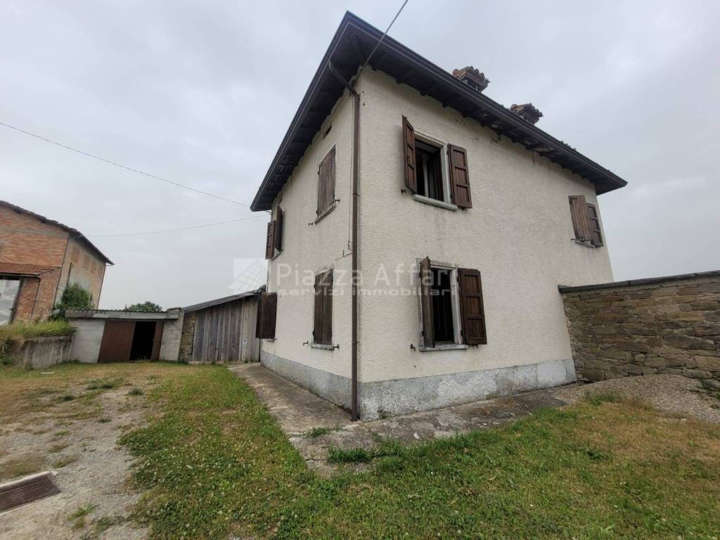 casa indipendente in vendita a Carpineti in zona Savognatica
