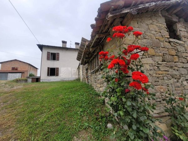casa indipendente in vendita a Carpineti in zona Savognatica