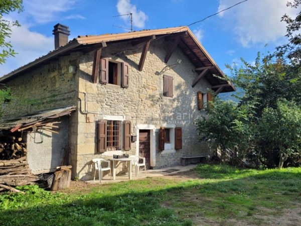 casa indipendente in vendita a Carpineti in zona Poiago