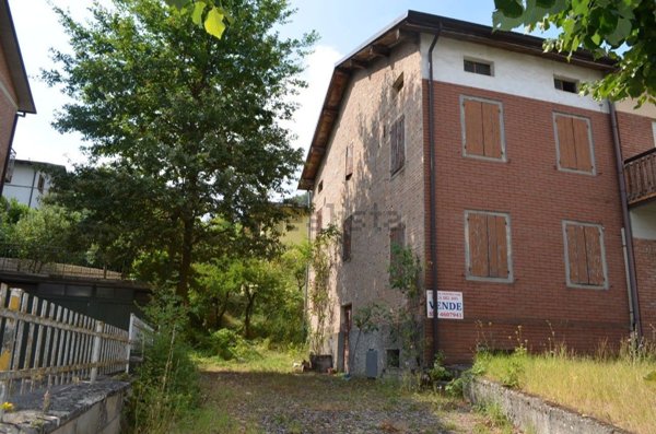 casa indipendente in vendita a Carpineti in zona Ca' de Beretti