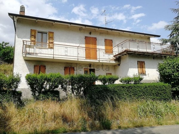 casa indipendente in vendita a Carpineti in zona Pantano