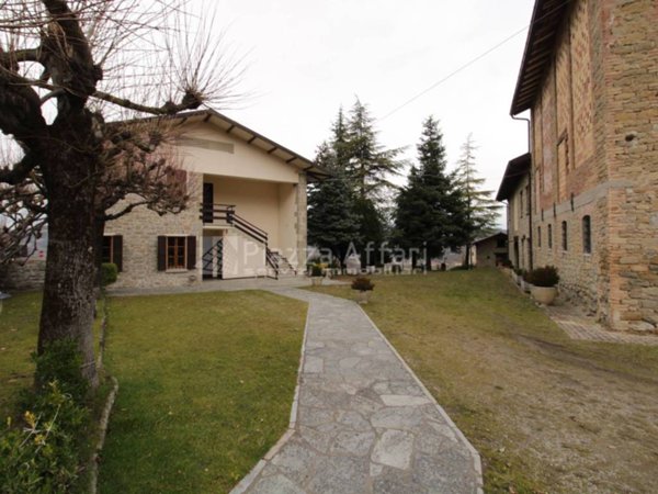 casa indipendente in vendita a Carpineti in zona Poiago