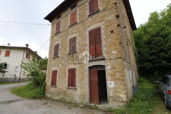 casa indipendente in vendita a Carpineti in zona Riana