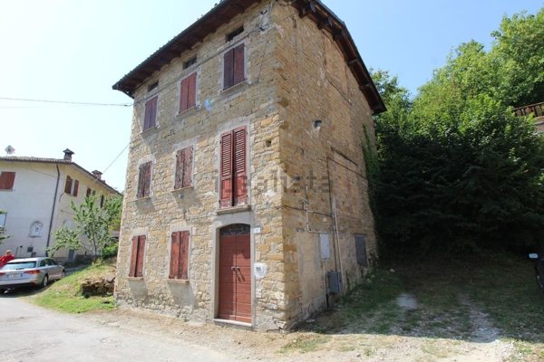 casa indipendente in vendita a Carpineti in zona Riana