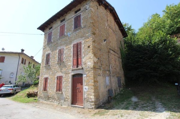 casa indipendente in vendita a Carpineti in zona Riana
