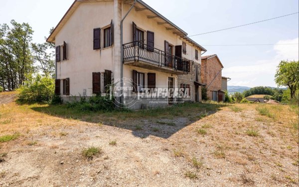 casa indipendente in vendita a Carpineti in zona Ca' Dorsini