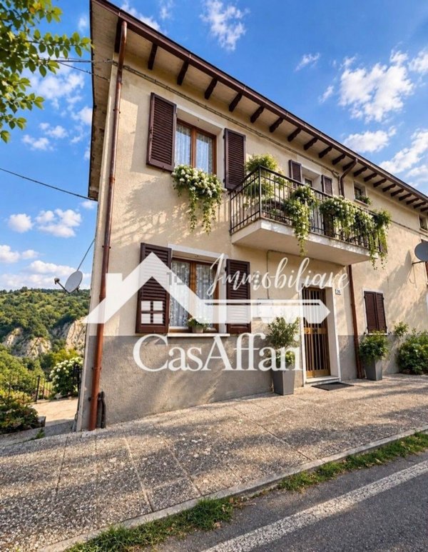 casa indipendente in vendita a Carpineti in zona Ca' Dorsini