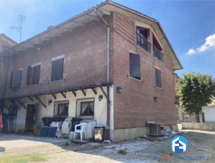 casa indipendente in vendita a Casalgrande in zona Sant'Antonino