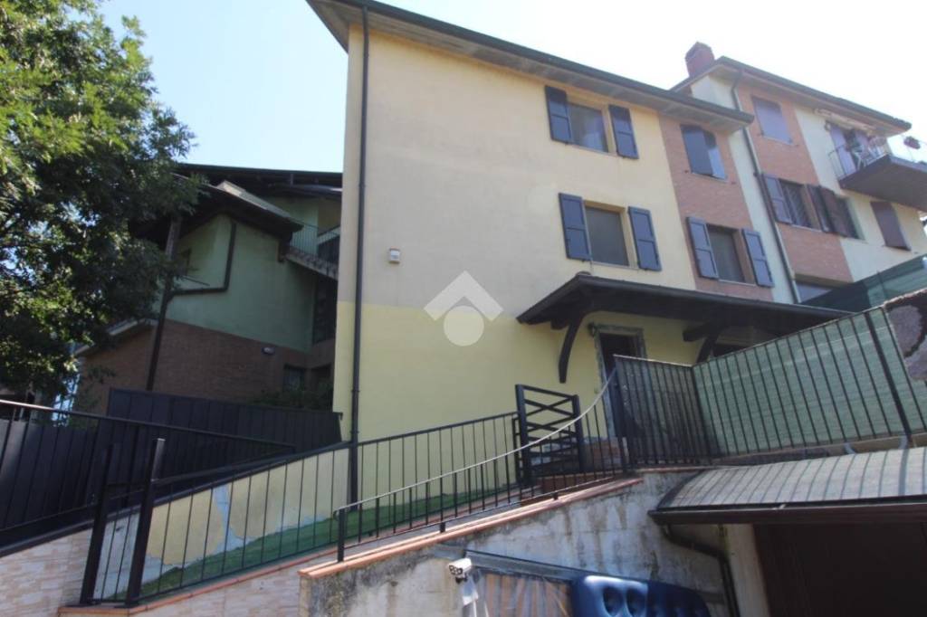 casa indipendente in vendita a Casalgrande in zona Veggia