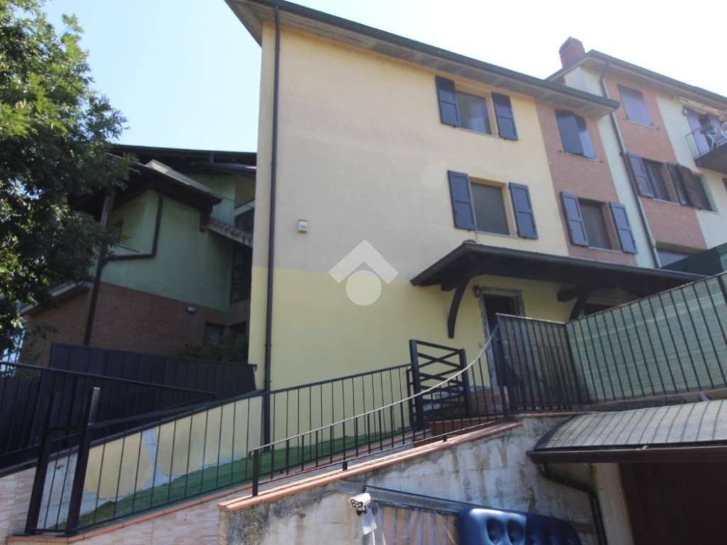 casa indipendente in vendita a Casalgrande in zona Veggia