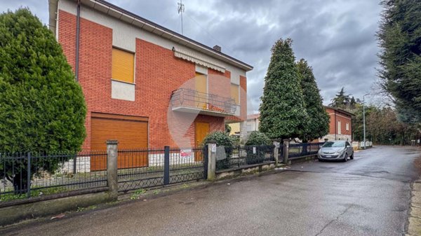 casa indipendente in vendita a Casalgrande in zona Veggia
