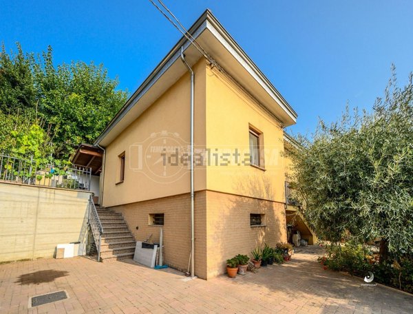 casa indipendente in vendita a Casalgrande in zona Veggia