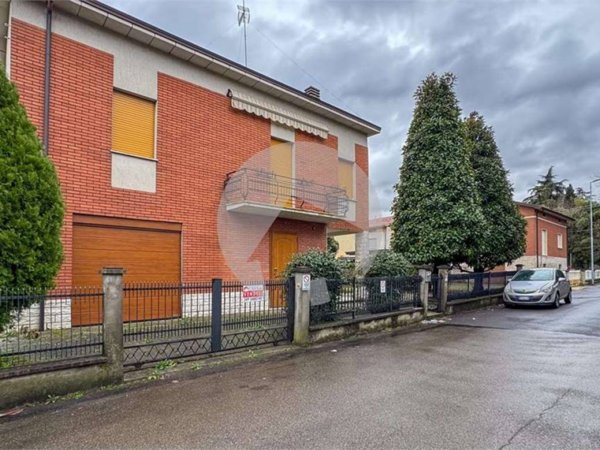 casa indipendente in vendita a Casalgrande in zona Veggia