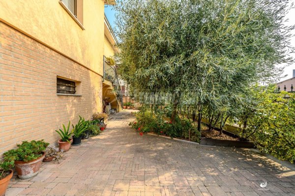 casa indipendente in vendita a Casalgrande in zona Veggia