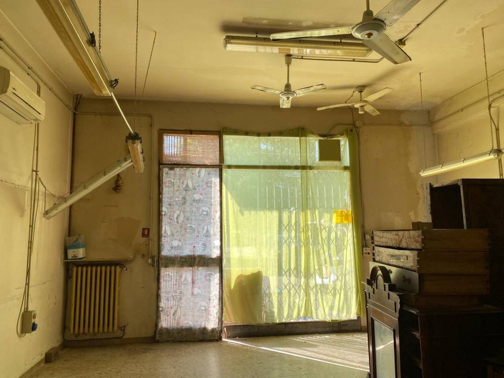 negozio in vendita a Casalgrande in zona Dinazzano