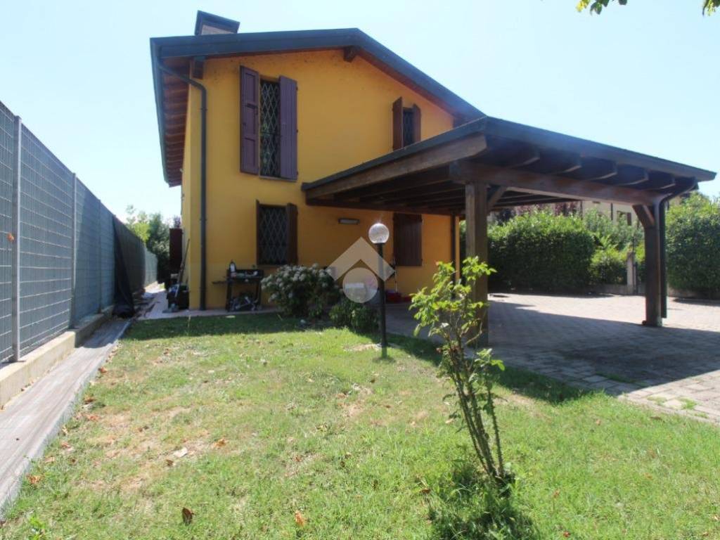 casa indipendente in vendita a Casalgrande in zona Salvaterra