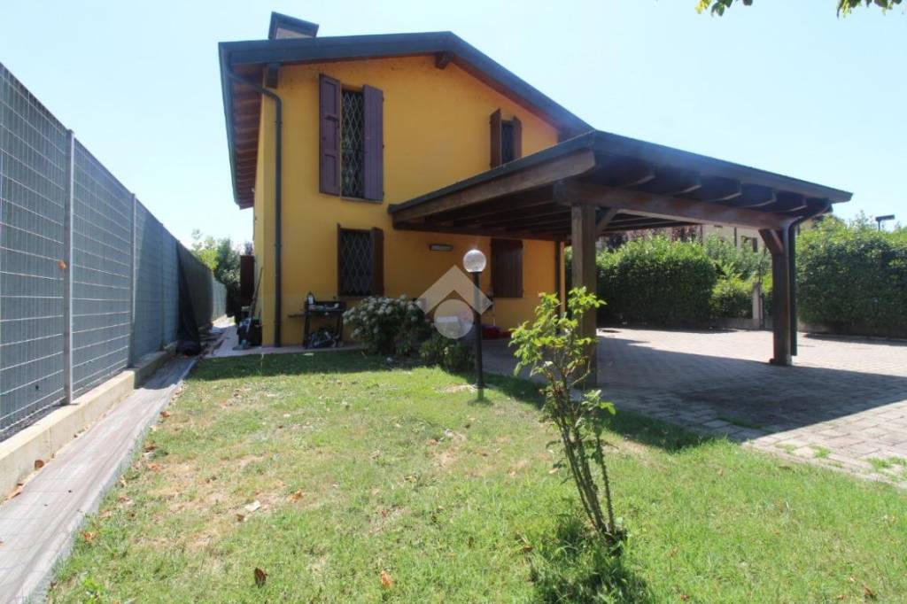 casa indipendente in vendita a Casalgrande in zona Salvaterra