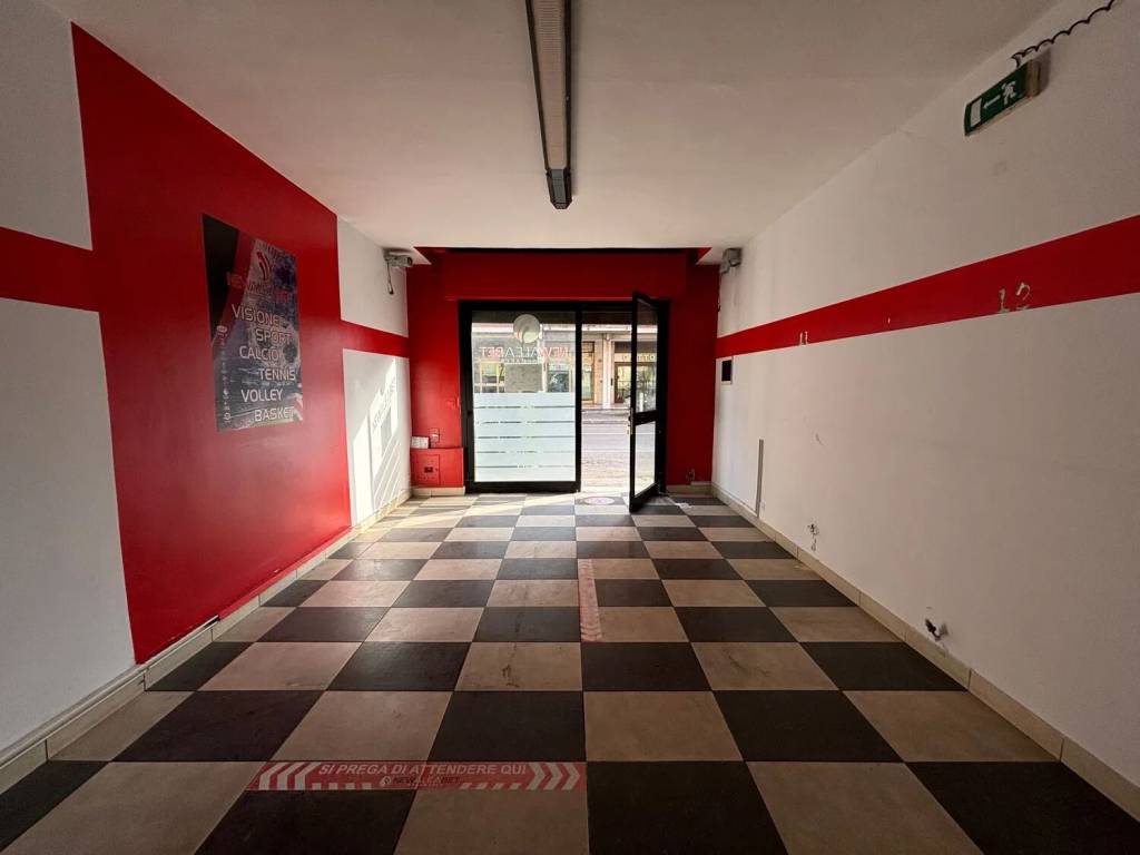 negozio in vendita a Casalgrande in zona Veggia