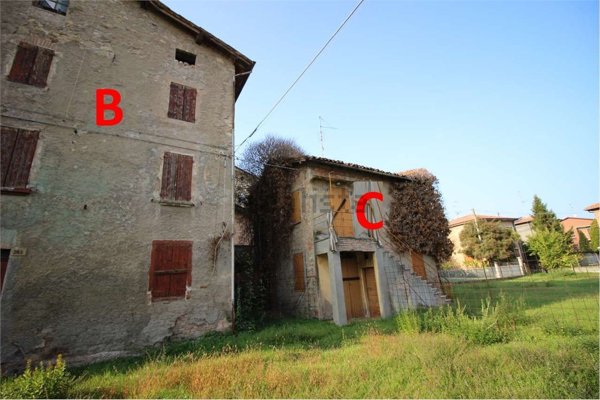 esavano in vendita a Casalgrande in zona Veggia