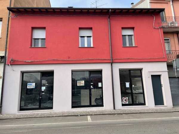 negozio in vendita a Casalgrande in zona Veggia