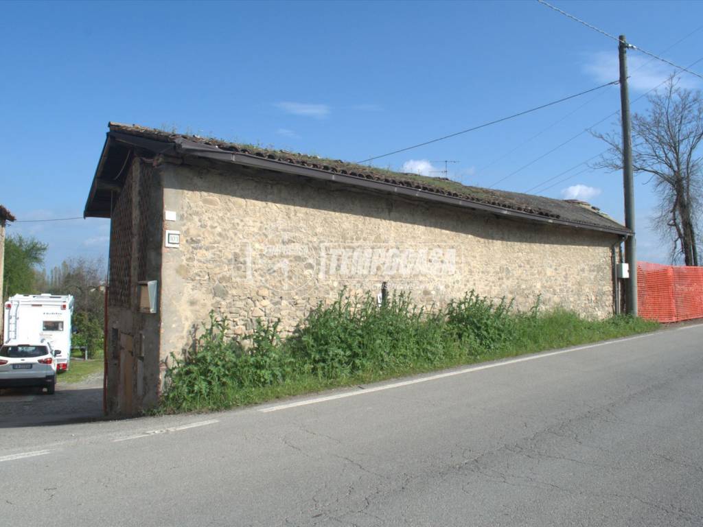 locale commerciale in vendita a Casalgrande in zona Veggia