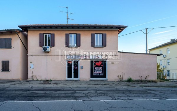 locale commerciale in vendita a Casalgrande in zona Veggia