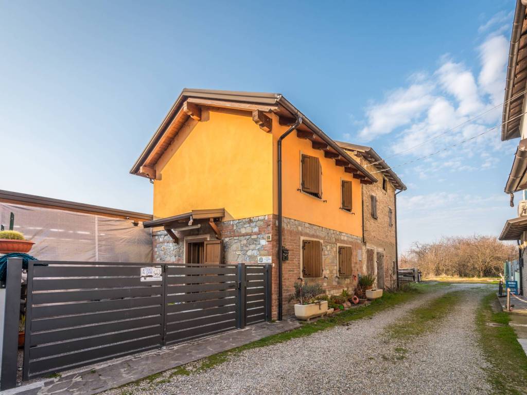 casa indipendente in vendita a Casalgrande in zona Salvaterra