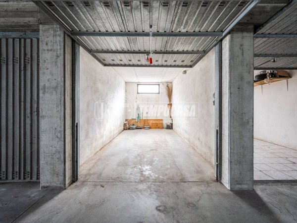 locale di sgombero in vendita a Casalgrande in zona Salvaterra