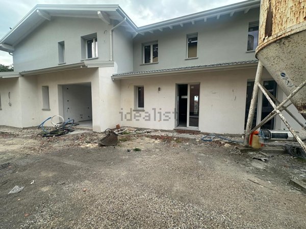 casa indipendente in vendita a Casalgrande in zona Veggia