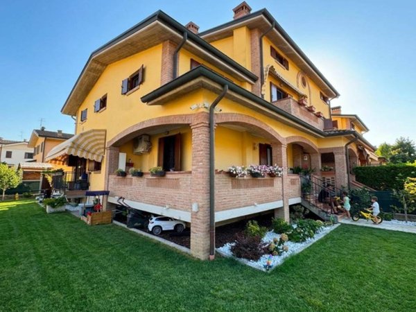 casa indipendente in vendita a Casalgrande in zona Salvaterra