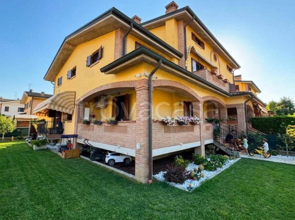casa indipendente in vendita a Casalgrande in zona Salvaterra