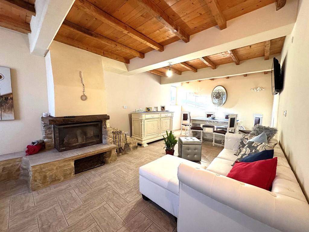 casa indipendente in vendita a Casina in zona Cortogno