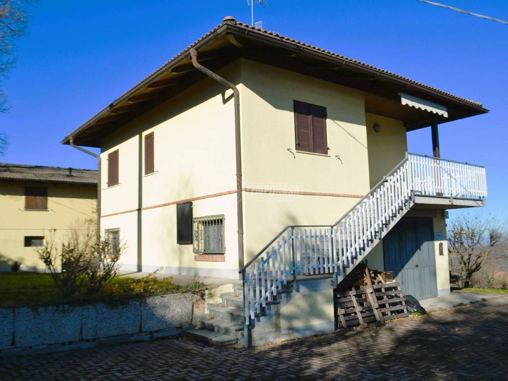 casa indipendente in vendita a Casina in zona La Ripa