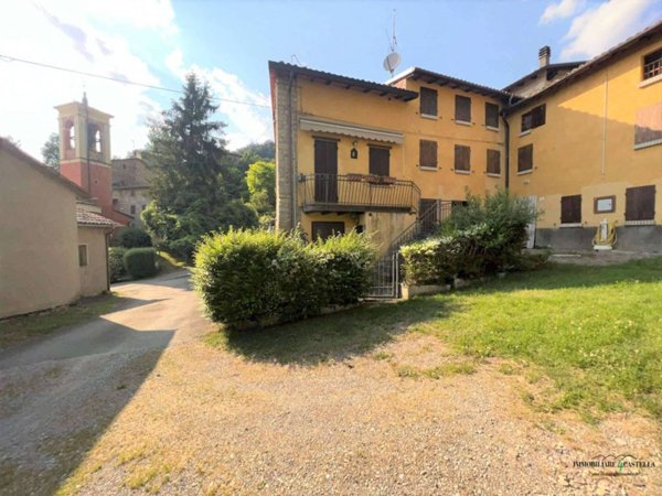 casa indipendente in vendita a Casina in zona Cortogno