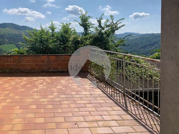 appartamento in vendita a Casina in zona Montale