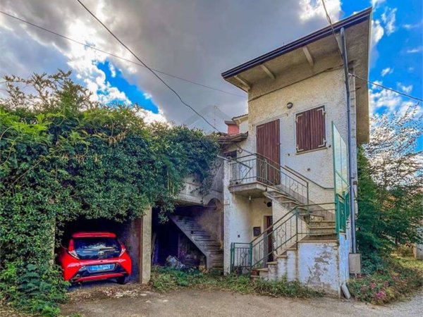 casa indipendente in vendita a Casina in zona Barazzone