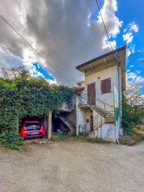 casa indipendente in vendita a Casina in zona Barazzone