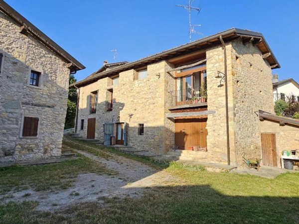 casa indipendente in vendita a Casina in zona Montata
