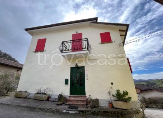 casa indipendente in vendita a Casina in zona Cortogno
