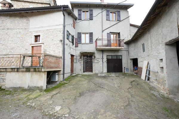 casa indipendente in vendita a Casina in zona Montale