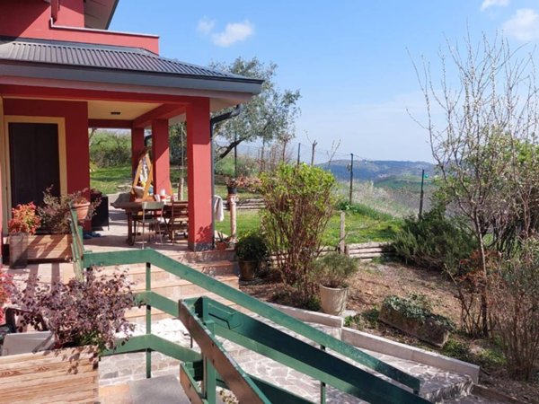 casa indipendente in vendita a Casina