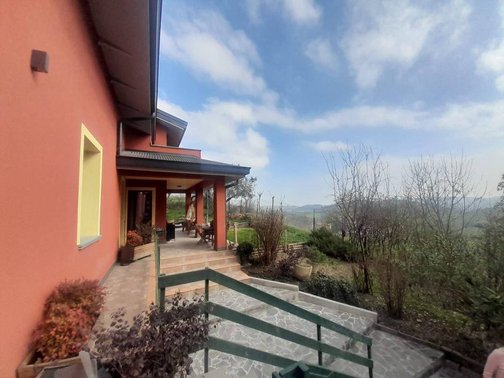 casa indipendente in vendita a Casina in zona Banzola
