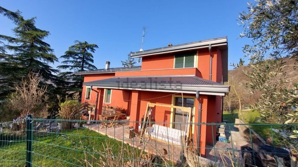 casa indipendente in vendita a Casina in zona Banzola