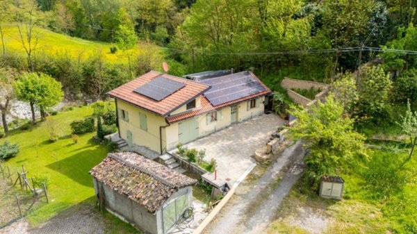 casa indipendente in vendita a Casina in zona Bocco