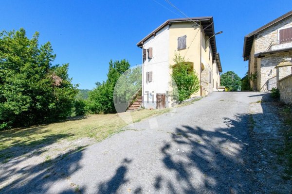 esavano in vendita a Casina in zona Beleo