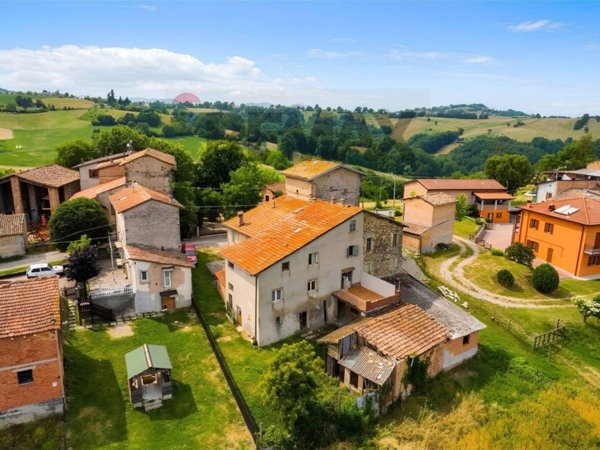 appartamento in vendita a Casina in zona Montale