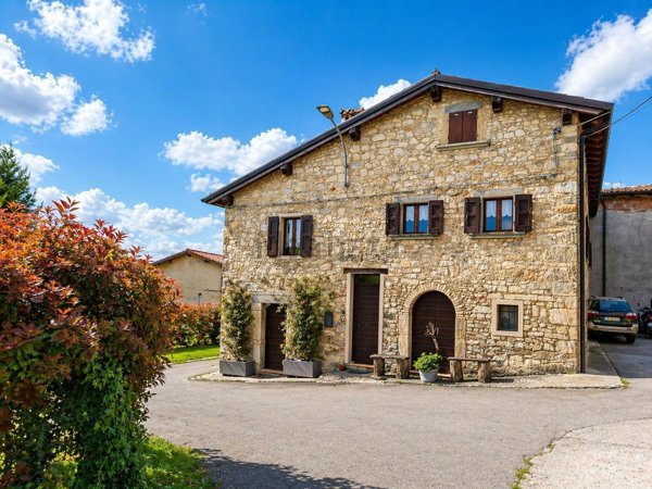 casa indipendente in vendita a Casina in zona L'Incrostolo