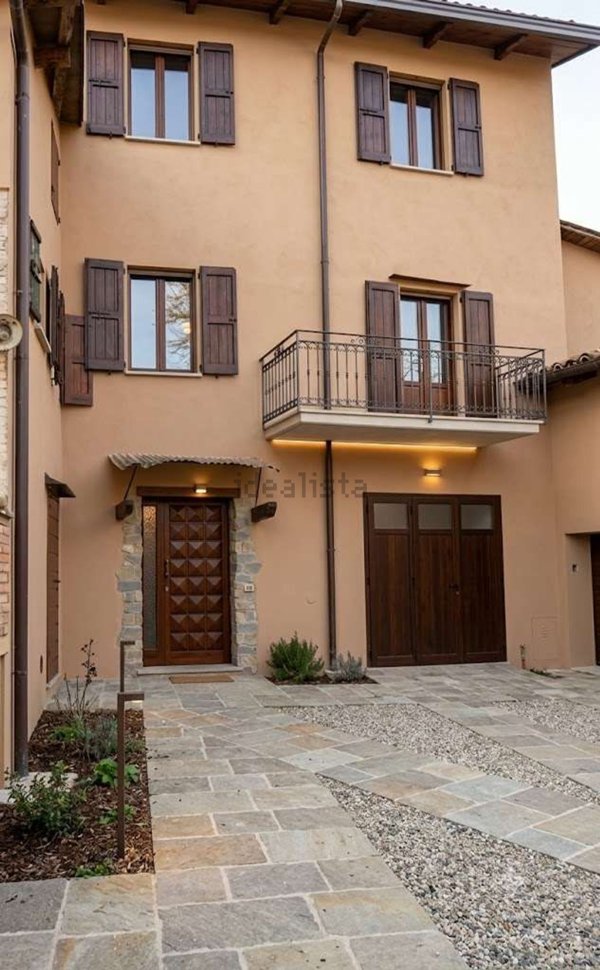 casa indipendente in vendita a Casina in zona Montale