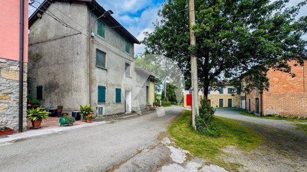 casa indipendente in vendita a Casina in zona Montale