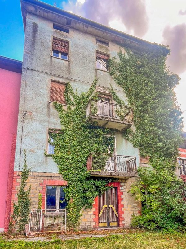 appartamento in vendita a Casina in zona Barazzone